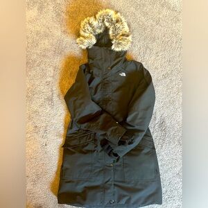 The Northface Women’s  Outer Boroughs Parka Medium